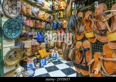 Place de marché dans la médina historique, plein de souvenirs, sacs en cuir, pièces métalliques, Tétouan, Maroc, Afrique du Nord, Afrique Banque D'Images