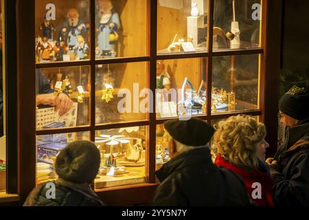 Le Dresden Striezelmarkt est un marché de Noël à Dresde. Il a lieu à l'Avent depuis 1434, généralement sur la place Altmarkt, et attire une ave Banque D'Images