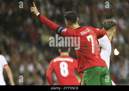 Match de football, capitaine Cristiano RONALDO CR7 Portugal regardant par derrière sous la pluie, avec l'index gauche tendu vers le haut, capitaine' Banque D'Images