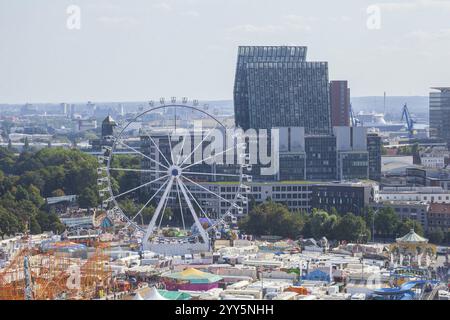 Vue d'ensemble avec des manèges de foire, grande roue et gratte-ciel tours de danse, foire de la cathédrale de Hambourg sur le Heiligengeistfeld, cathédrale d'été, Hambur Banque D'Images
