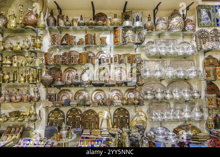 Place de marché dans la médina historique, plein de souvenirs, sacs en cuir, pièces métalliques, Tétouan, Maroc, Afrique du Nord, Afrique Banque D'Images