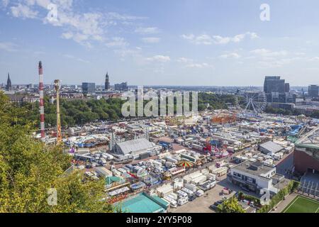 Vue d'ensemble des manèges du parc des expositions Foire de la cathédrale de Hambourg sur le Heiligengeistfeld, cathédrale d'été, Hambourg, Allemagne, Europe Banque D'Images