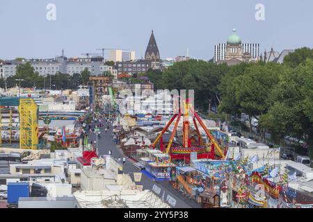 Vue d'ensemble des manèges du parc des expositions Foire de la cathédrale de Hambourg sur le Heiligengeistfeld, cathédrale d'été, Hambourg, Allemagne, Europe Banque D'Images