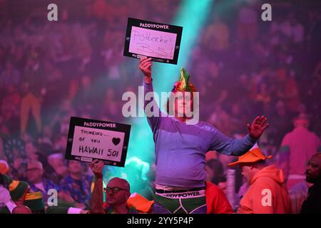 Alexandra Palace, Londres, Royaume-Uni. 19 décembre 2024. 2024/25 PDC Paddy Power World Darts Championships jour 5 ; fans de fléchettes avec signes crédit : action plus Sports/Alamy Live News Banque D'Images