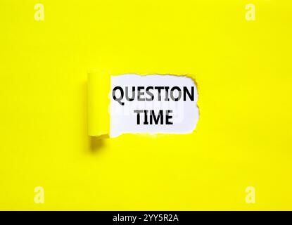 Symbole heure des questions. Mots conceptuels heure des questions sur un beau livre blanc. Beau fond de papier jaune. Concept d'entreprise et d'heure des questions. COP Banque D'Images