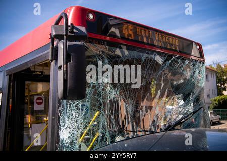 Accident de la circulation impliquant un trolleybus de transport public ou un autobus urbain. Vitre frontale incassable endommagée par une collision. Gros plan. Banque D'Images