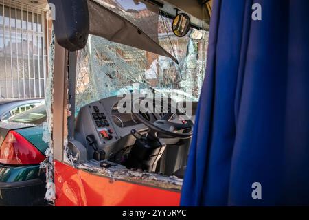 Accident de la circulation impliquant un trolleybus de transport public ou un autobus urbain. Vitre frontale incassable endommagée par une collision. Gros plan. Banque D'Images