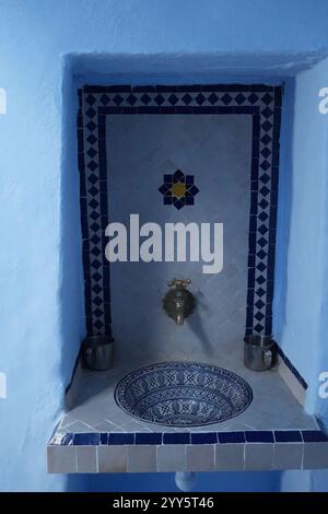 Chefchaouen une ville dans les montagnes du Rif du Maroc célèbre pour ses bâtiments bleus dans la vieille ville fortifiée, Afrique du Nord Banque D'Images