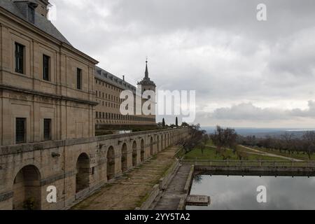 Vue sur le monastère de El Escorial à Madrid, construit en pierre de granit. Où se trouvait le centre du gouvernement de l'Espagne impériale Banque D'Images