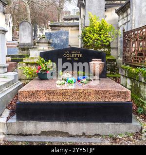 Tombe de Colette (Sidonie-Gabrielle) 1873-1954 au cimetière du Père Lachaise, Paris, France. Banque D'Images