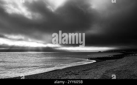 Vue sur le front de mer d'Eastbourne depuis le côté est de la ville, sous un ciel nuageux spectaculaire de décembre Banque D'Images