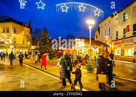 Einkaufsstraße Sachsentor und Weihnachtsmarkt in Bergedorf, Hamburg, Deutschland *** rue commerçante Sachsentor et marché de Noël à Bergedorf, Hambourg, Allemagne Banque D'Images