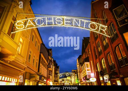 Einkaufsstraße Sachsentor und Weihnachtsmarkt in Bergedorf, Hamburg, Deutschland *** rue commerçante Sachsentor et marché de Noël à Bergedorf, Hambourg, Allemagne Banque D'Images