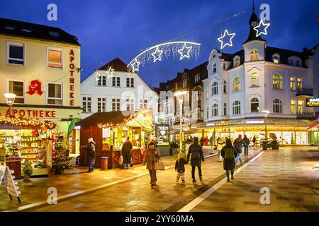 Einkaufsstraße Sachsentor und Weihnachtsmarkt in Bergedorf, Hamburg, Deutschland *** rue commerçante Sachsentor et marché de Noël à Bergedorf, Hambourg, Allemagne Banque D'Images