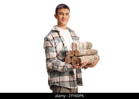 Jeune homme souriant tenant un tas de bois isolé sur fond blanc Banque D'Images