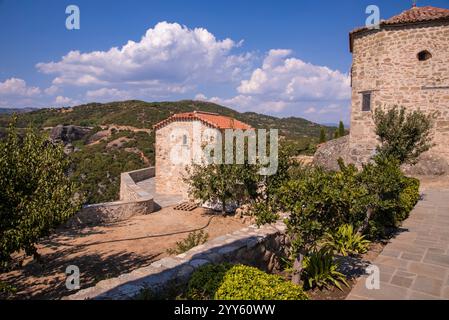 Belle vue panoramique sur la cour dans le monastère orthodoxe de Áyios Stéfanos (composé Stephen), accroché sur la falaise et les formations rocheuses de la montagne des Météores Banque D'Images