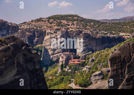 Belle vue panoramique et à couper le souffle sur la vallée et le canyon emblématique des formations rocheuses des Météores, Kalambaka, Grèce. Banque D'Images
