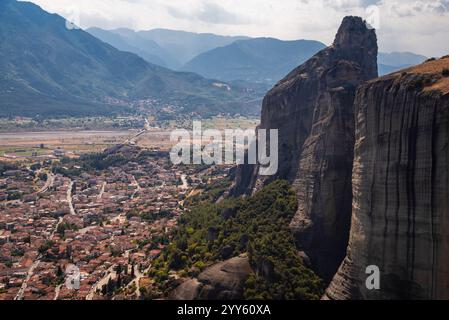 Belle vue panoramique sur la petite ville de Kalabaka au sommet de la falaise, du monastère de la Sainte Trinité (Agia Trias), à travers les formations rocheuses des Météores, Grèce Banque D'Images