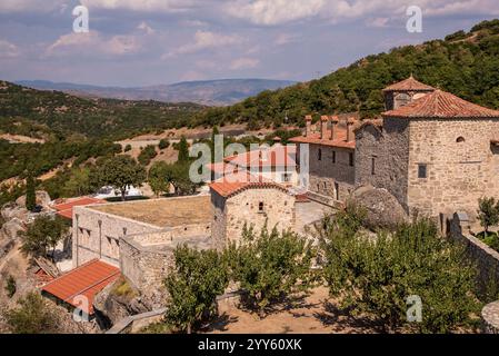 Belle vue panoramique sur la cour dans le monastère orthodoxe de Áyios Stéfanos (composé Stephen), accroché sur la falaise et les formations rocheuses de la montagne des Météores Banque D'Images