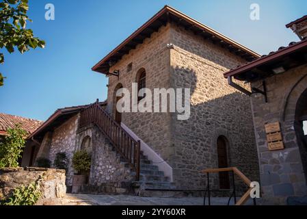 Belle vue panoramique sur la cour dans le monastère orthodoxe de Áyios Stéfanos (composé Stephen), accroché sur la falaise et les formations rocheuses de la montagne des Météores Banque D'Images