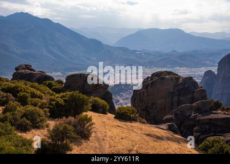 Belle vue panoramique et à couper le souffle sur la vallée et le canyon emblématique des formations rocheuses des Météores, Kalambaka, Grèce. Banque D'Images