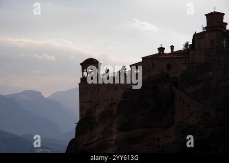 Soirée aux Météores. Belle vue panoramique et sillhouette du monastère orthodoxe accroché sur la falaise et les formations rocheuses des Météores, Kalabaka, Grèce. Banque D'Images