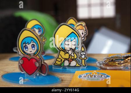 Vatican, Vatican. 19 décembre 2024. **NO LIBRI** Italie, Rome, Vatican, 2024/12/19 la mascotte (LUCE) jubilé léger gadgets en vente lors de l'exposition '100 scènes de la nativité de Noël au Vatican' sous la colonne de Gianlorenzo Bernini dans une place Pierre au Vatican . Photographie de ALESSIA GIULIANI / Catholic Press photo Credit : Independent photo Agency / Alamy Live News Banque D'Images