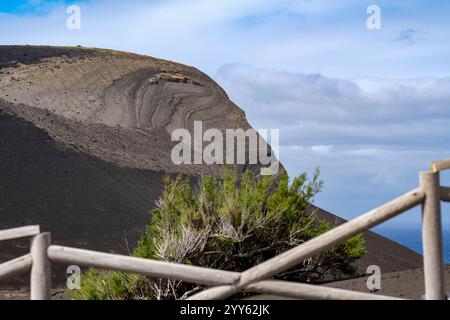 Capelo, Portugal. 25 septembre 2024. La zone d'excursion au volcan Vulcao dos Capelinhos. Une éruption volcanique en septembre 1957 a créé une nouvelle île volcanique, qui a fusionné avec l'île principale de Faial. La péninsule a été baptisée Ponta dos Capelinhos. Crédit : Jens Kalaene/dpa/Alamy Live News Banque D'Images