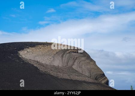 Capelo, Portugal. 25 septembre 2024. La zone d'excursion au volcan Vulcao dos Capelinhos. Une éruption volcanique en septembre 1957 a créé une nouvelle île volcanique, qui a fusionné avec l'île principale de Faial. La péninsule a été baptisée Ponta dos Capelinhos. Crédit : Jens Kalaene/dpa/Alamy Live News Banque D'Images