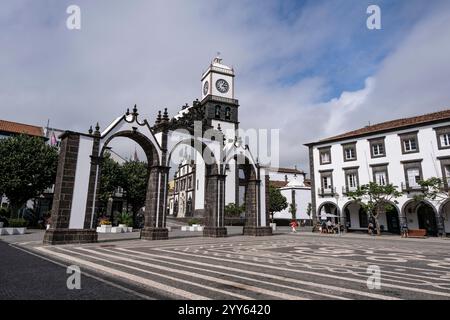 Ponta Delgada, Portugal. 03 Oct, 2024. Le centre-ville de la capitale Ponta Delgada avec la place centrale Largo de Goncalo Velho Cabral, le monument à l'explorateur et premier administrateur de l'île Goncalo Velho Cabral et l'église Sao Sebastiao. Sur la gauche, la porte de la ville à trois arches Portas da Cidade. Crédit : Jens Kalaene/dpa/Alamy Live News Banque D'Images