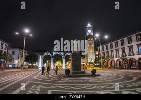 Ponta Delgada, Portugal. 03 Oct, 2024. Le centre-ville de la capitale Ponta Delgada avec la place centrale Largo de Goncalo Velho Cabral, le monument à l'explorateur et premier administrateur de l'île Goncalo Velho Cabral et l'église Sao Sebastiao. Sur la gauche, la porte de la ville à trois arches Portas da Cidade. Crédit : Jens Kalaene/dpa/Alamy Live News Banque D'Images