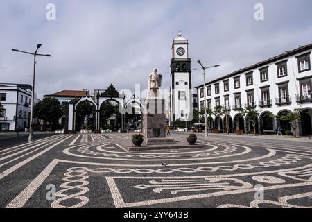 Ponta Delgada, Portugal. 03 Oct, 2024. Le centre-ville de la capitale Ponta Delgada avec la place centrale Largo de Goncalo Velho Cabral, le monument à l'explorateur et premier administrateur de l'île Goncalo Velho Cabral et l'église Sao Sebastiao. Sur la gauche, la porte de la ville à trois arches Portas da Cidade. Crédit : Jens Kalaene/dpa/Alamy Live News Banque D'Images