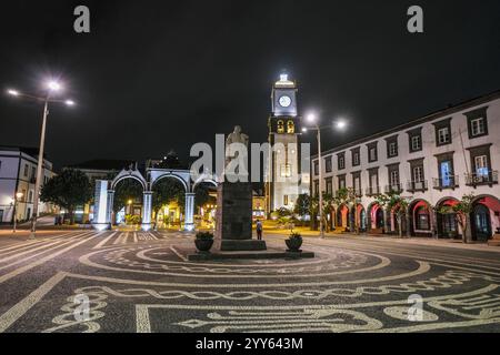 Ponta Delgada, Portugal. 03 Oct, 2024. Le centre-ville de la capitale Ponta Delgada avec la place centrale Largo de Goncalo Velho Cabral, le monument à l'explorateur et premier administrateur de l'île Goncalo Velho Cabral et l'église Sao Sebastiao. Sur la gauche, la porte de la ville à trois arches Portas da Cidade. Crédit : Jens Kalaene/dpa/Alamy Live News Banque D'Images