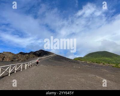 Capelo, Portugal. 25 septembre 2024. La zone d'excursion au volcan Vulcao dos Capelinhos. Une éruption volcanique en septembre 1957 a créé une nouvelle île volcanique, qui a fusionné avec l'île principale de Faial. La péninsule a été baptisée Ponta dos Capelinhos. Crédit : Jens Kalaene/dpa/Alamy Live News Banque D'Images