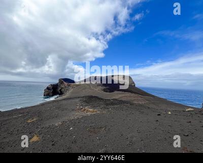 Capelo, Portugal. 25 septembre 2024. La zone d'excursion au volcan Vulcao dos Capelinhos. Une éruption volcanique en septembre 1957 a créé une nouvelle île volcanique, qui a fusionné avec l'île principale de Faial. La péninsule a été baptisée Ponta dos Capelinhos. Crédit : Jens Kalaene/dpa/Alamy Live News Banque D'Images