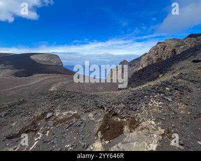 Capelo, Portugal. 25 septembre 2024. La zone d'excursion au volcan Vulcao dos Capelinhos. Une éruption volcanique en septembre 1957 a créé une nouvelle île volcanique, qui a fusionné avec l'île principale de Faial. La péninsule a été baptisée Ponta dos Capelinhos. Crédit : Jens Kalaene/dpa/Alamy Live News Banque D'Images