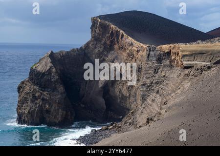 Capelo, Portugal. 25 septembre 2024. La zone d'excursion au volcan Vulcao dos Capelinhos. Une éruption volcanique en septembre 1957 a créé une nouvelle île volcanique, qui a fusionné avec l'île principale de Faial. La péninsule a été baptisée Ponta dos Capelinhos. Crédit : Jens Kalaene/dpa/Alamy Live News Banque D'Images