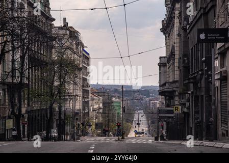 Rue vide de Kneza Milosa à Belgrade pendant le confinement de la ville causé par la pandémie de coronavirus covid-19. Belgrade, Serbie 05.04.2020 Banque D'Images