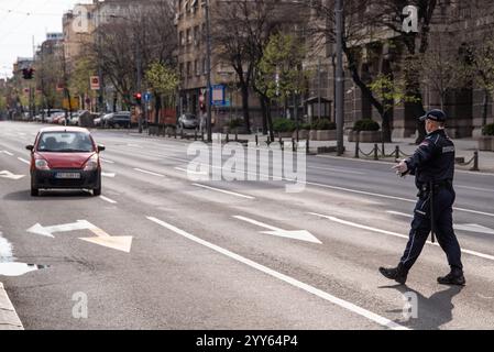 La police a bloqué les rues vides de Belgrade, arrête les véhicules, pendant le confinement de la ville causé par la pandémie de covid-19 du virus corona. Belgrade, Serbie 05.04.2020 Banque D'Images