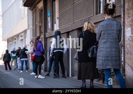 Effets pandémiques du coronavirus : les gens font de longues files d’attente pour entrer dans le bureau de poste et payer leurs factures. Corona virus, COVID-19. Belgrade, Serbie Banque D'Images