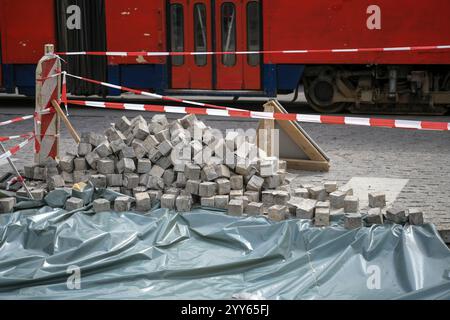 Granulé avec de nombreux pavés pavés en bloc de granit, empilés, prêts à être utilisés sur un chantier de construction, un chantier de rénovation de routes et de trottoirs Banque D'Images