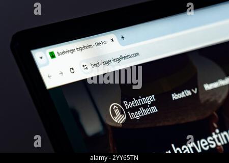 Boehringer Ingelheim page d'accueil du site Web affiché sur l'écran d'ordinateur portable avec logo. Société pharmaceutique mondiale spécialisée dans les soins de santé innovants Banque D'Images