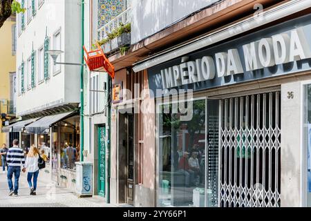 Braga, Portugal - 26 mai 2024 : détail de l'architecture du bâtiment et des magasins dans le centre-ville historique par une belle journée de printemps Banque D'Images