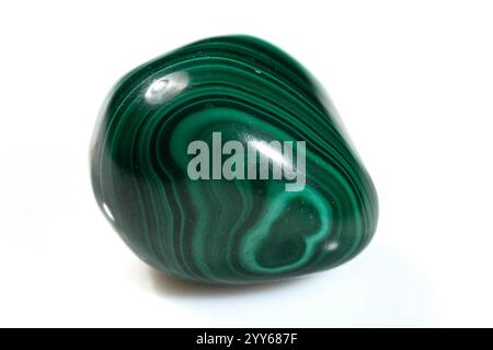 Pierre de malachite naturelle exquise avec bandes vertes frappantes et surface lisse. Banque D'Images