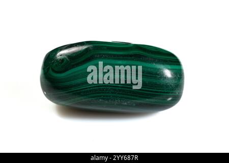 Superbe pierre de malachite naturelle avec des rayures et des motifs verts distinctifs. Banque D'Images