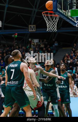 Wroclaw, Pologne, 18 décembre 2024. Match de la Ligue des Champions de basket-ball : WKS Slask Wroclaw vs Rytas Wilno au Centennial Hall. Photo : © Piotr Zajac/Alamy Live News Banque D'Images