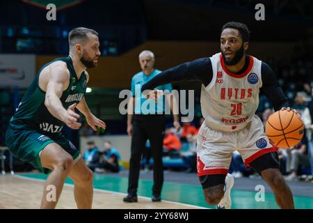 Wroclaw, Pologne, 18 décembre 2024. Match de la Ligue des Champions de basket-ball : WKS Slask Wroclaw vs Rytas Wilno au Centennial Hall. Photo : #20 R.J. Cole © Piotr Zajac/Alamy Live News Banque D'Images