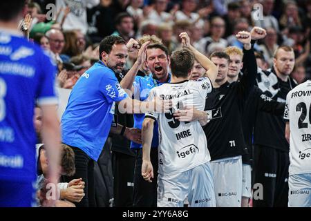 Kiel, Deutschland. 19 décembre 2024. Torjubel Bank THW Kiel GER, THW Kiel vs. VfL Gummersbach, Handball, DHB-Pokal, Viertelfinale, saison 2024/2025, 19.12.2024 Foto : Eibner-Pressefoto/Marcel von Fehrn crédit : dpa/Alamy Live News Banque D'Images