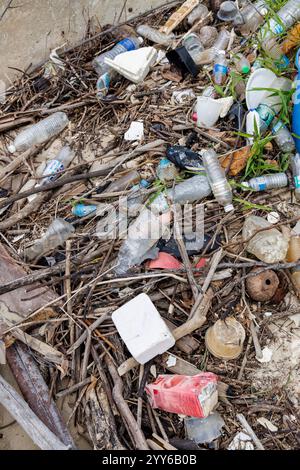 Déchets échoués sur la plage, Miri, Sarawak, Malaisie, Bornéo Banque D'Images