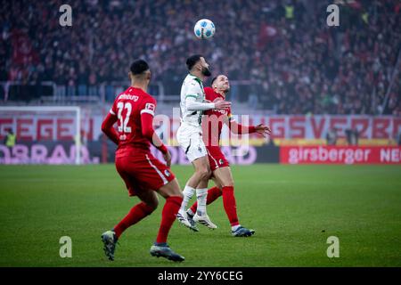 Franck Honorat (Borussia Moenchengladbach, #09) im Zweikampf mit Christian Guenter (SC Freiburg, #30), davor Vincenzo Grifo (SC Freiburg, #32), GER, SC Freiburg (SCF) vs Borussia Moenchengladbach (BMG), Fussball Bundesliga, 12. Spieltag, saison 2024/2025, 30.11.2024 la réglementation DFB/DFL interdit toute utilisation de photographies comme séquences d'images et/ou quasi-vidéo Foto : Eibner-Pressefoto/Michael Memmler Banque D'Images